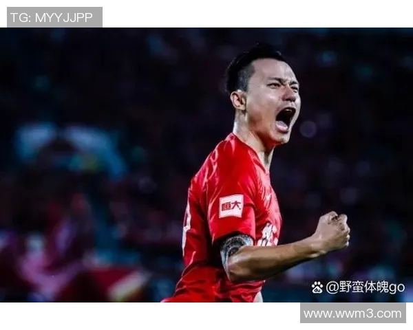 红衣服的足球明星在绿茵场上的传奇故事与辉煌成就