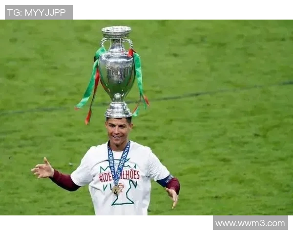 足球明星飞龙的传奇人生与辉煌成就全景介绍 足球明星飞龙的传奇人生与辉煌成就全景介绍